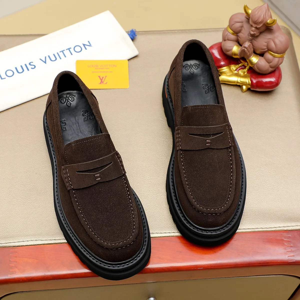 Men's shoes 💰660 💰 Louis Vuitton LV ® Autumn and Winter 🆕 models 🔛Full shoe counter First layer cowhide, 🐂Leather lined casual shoes for men, super soft outsole, essential for driving. Counter synchronization Original first layer cowhide Completely 1:1 mold customization 🌹Top version, 2 colors available! Number: 38-45 (37.46. Customized)